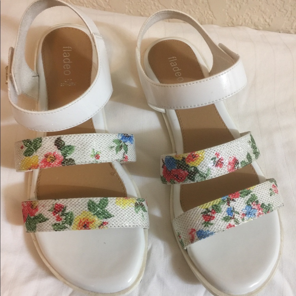 Fladeo White Cute Sandals. Size 37.